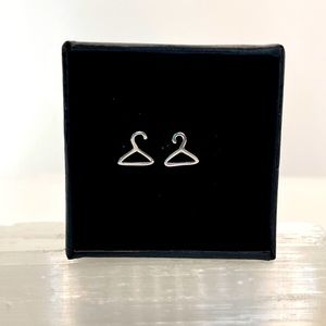 NEW! 925 Sterling Silver Hanger earrings.